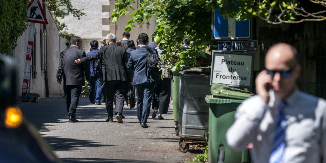 Funcionarios de EE. UU. y China negocian en Suiza; buscan bajar la tensión a la guerra comercial