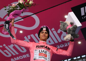 Isaac del Toro se sube al podio y está a dos etapas de coronarse en el Giro de Italia 2025… ¡a un paso del campeonato!