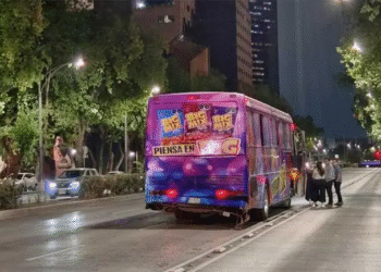 Motociclista se estrella contra ‘party bus’ en Paseo de la Reforma