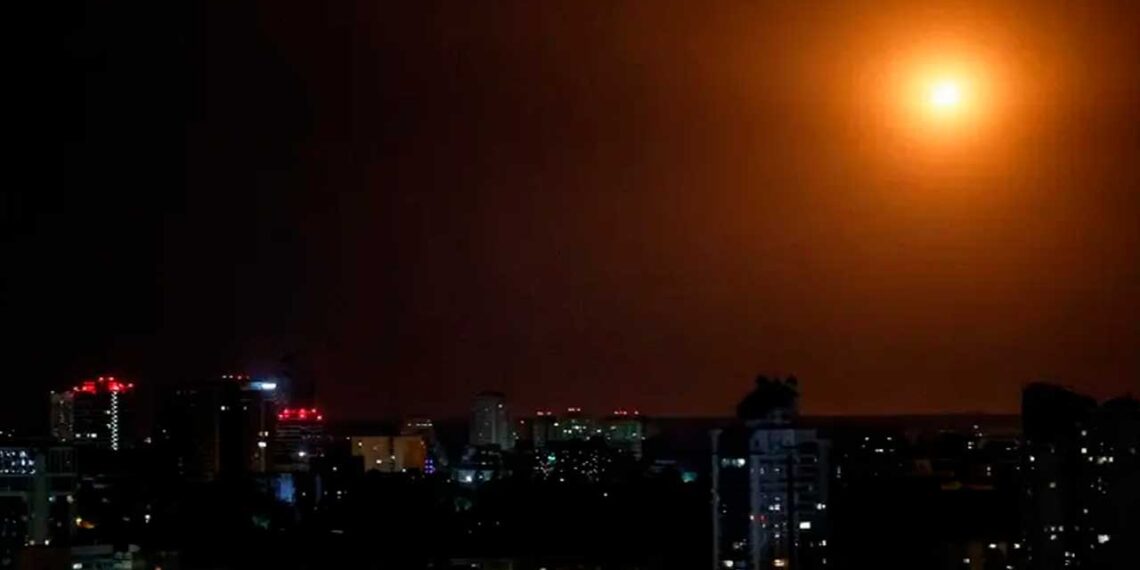 ¡Irán contraataca! Lanza misiles contra bases de EU en Qatar e Irak