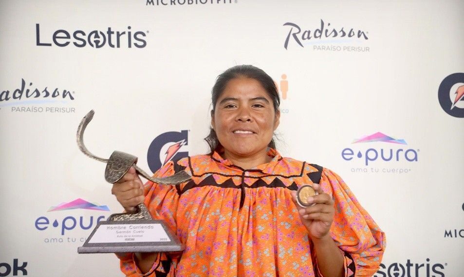 Corredores del Bosque de Tlalpan entrega el premio «Eduardo Castañón» y presenta al grupo Élite