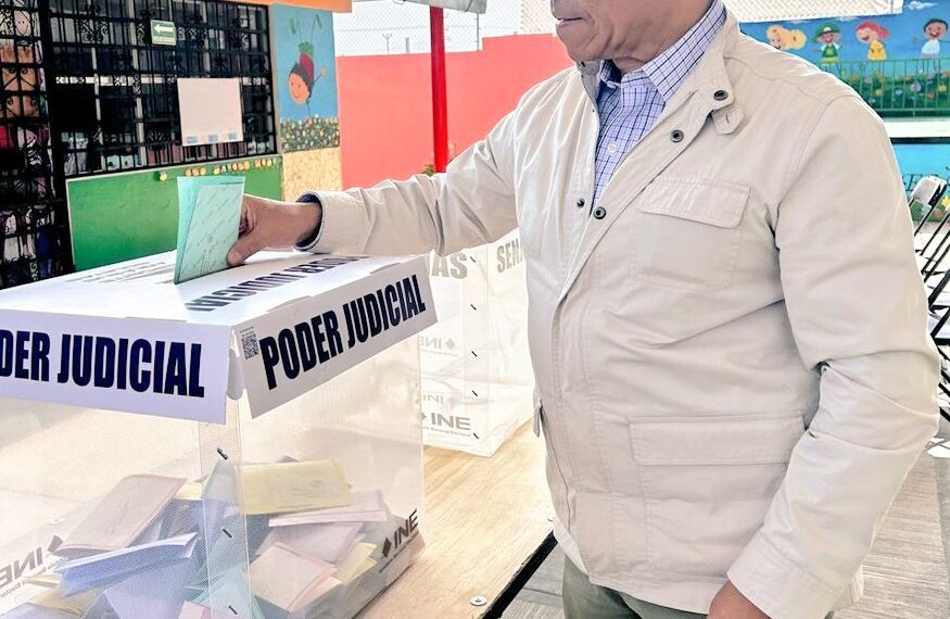 Rufino H León Tovar acude a votar; será una jornada histórica, aseguró