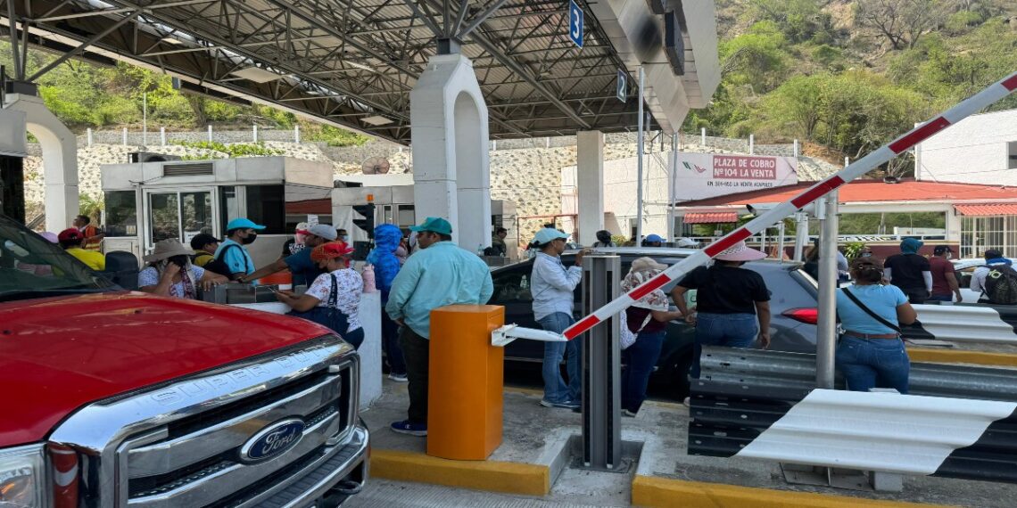 Maestros de la CETEG toman caseta de La Venta y piden 50 pesos por cruzar