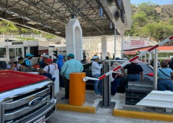 Maestros de la CETEG toman caseta de La Venta y piden 50 pesos por cruzar
