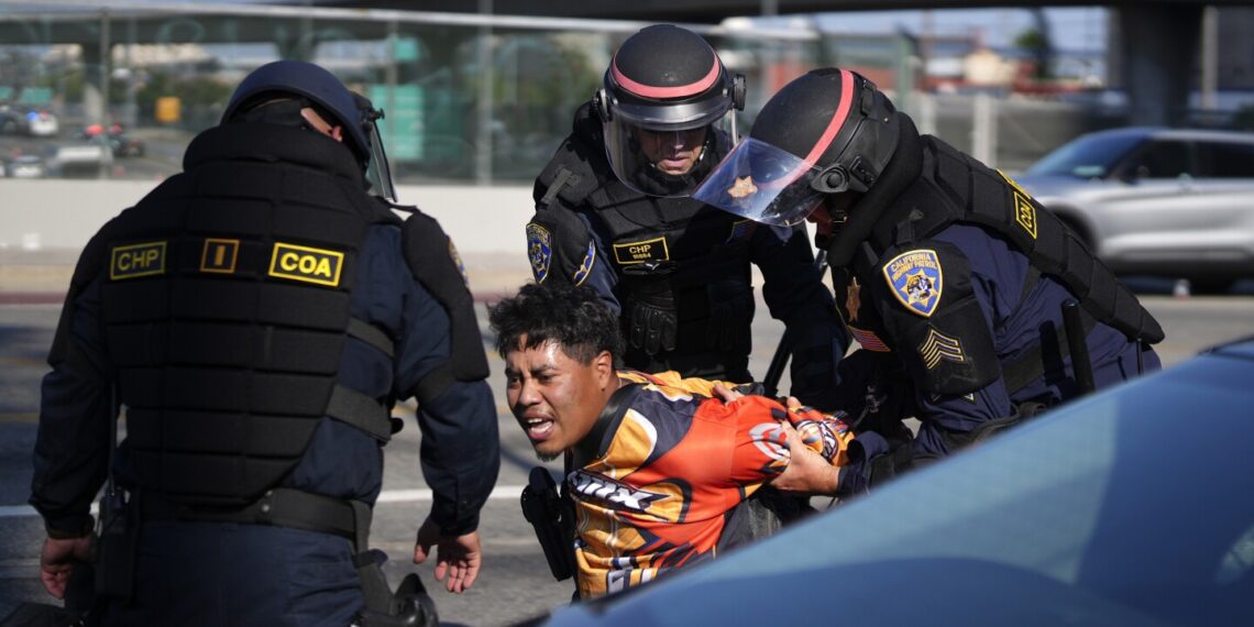 Más de 20 personas fueron detenidas en la primera noche del toque de queda en Los Ángeles