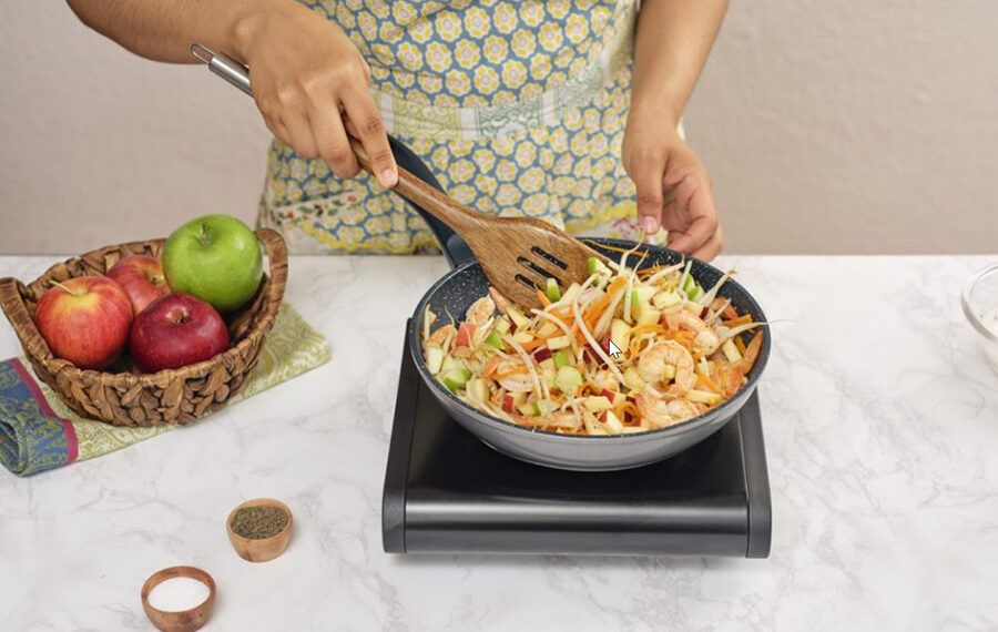 Fideos chinos con manzana: una receta fresca para conquistar el verano