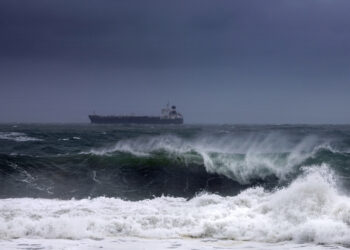 Huracán Erick toca tierra en Oaxaca con rachas de viento de hasta 250 km/h