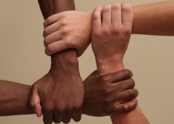 Del rechazo al entendimiento: el 53% de las juventudes LGBTQ+ sufre discriminación en sus hogares