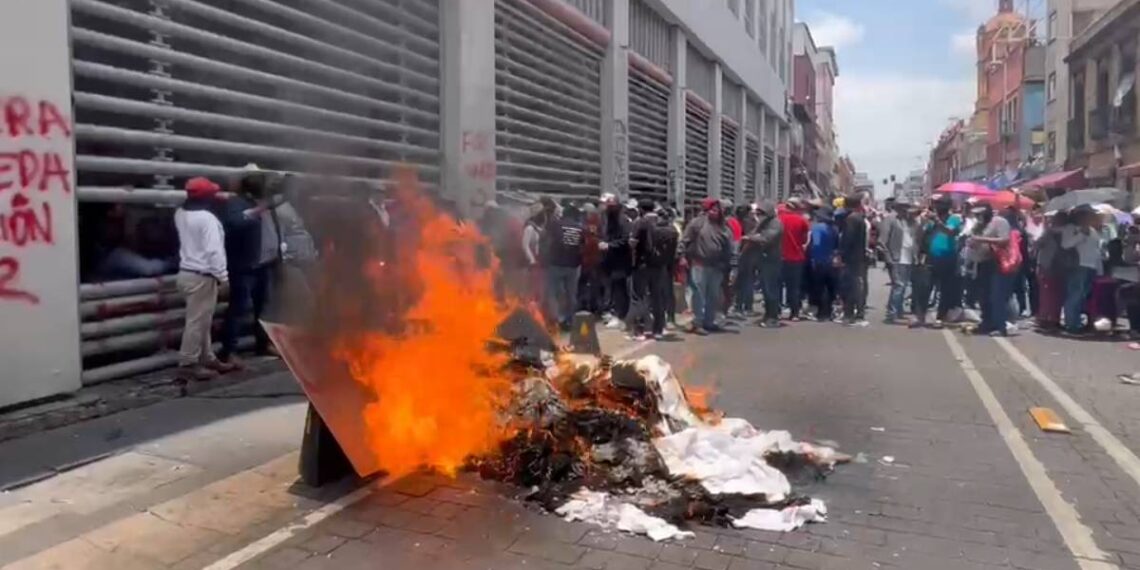 CETEG vandaliza e incendia edificio del SNTE, en CDMX