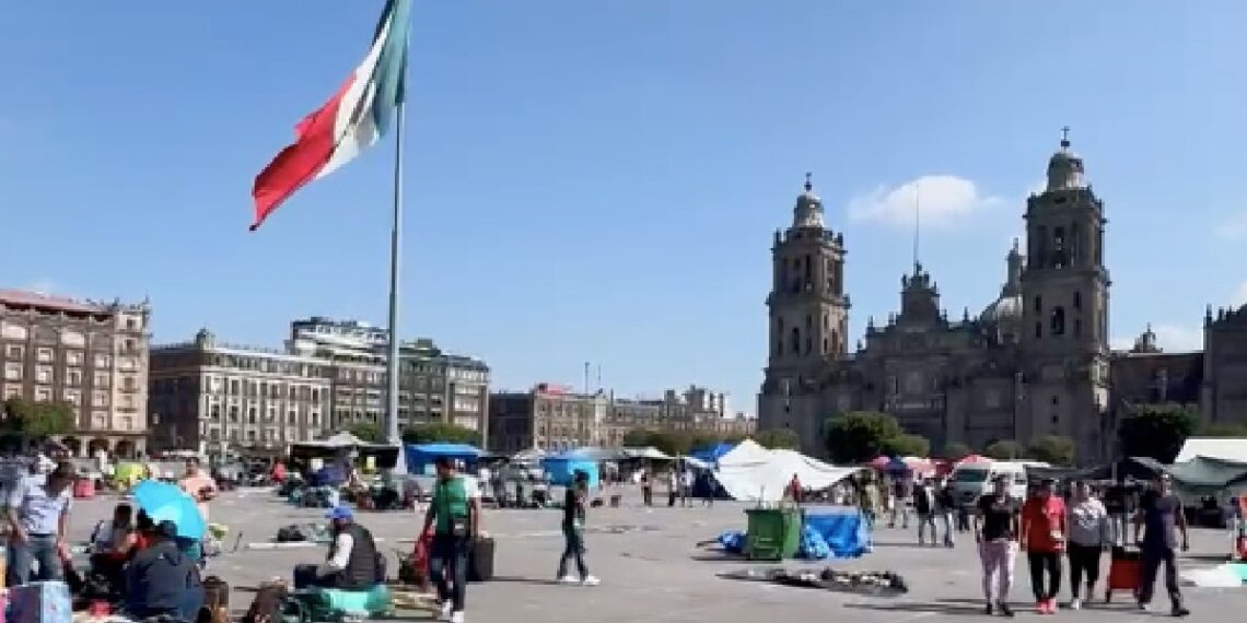 Tras 23 días, CNTE levanta plantón en el Zócalo de CDMX