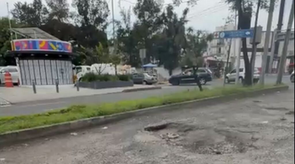 Colonos de Tecamachalco piden atención urgente a crisis de baches y socavón en Naucalpan