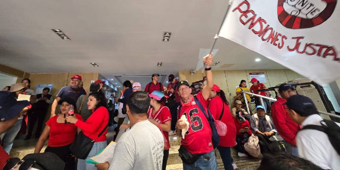 CNTE toma edificio de la SEP y advierte: “Si no hay solución, aquí nos quedamos”