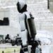 Presentan al primer robot humanoide que cambia sus propias baterías