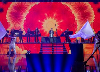 RAÚL ORNELAS CONVIERTE EL AUDITORIO NACIONAL EN UN REFUGIO DE EMOCIONES COMPARTIDAS