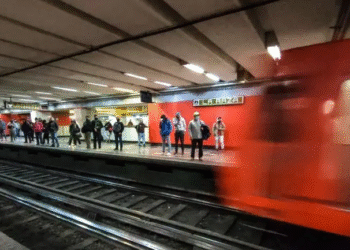 Auxilian oficiales de la PBI a una mujer en labor de parto en la estación del Metro La Raza