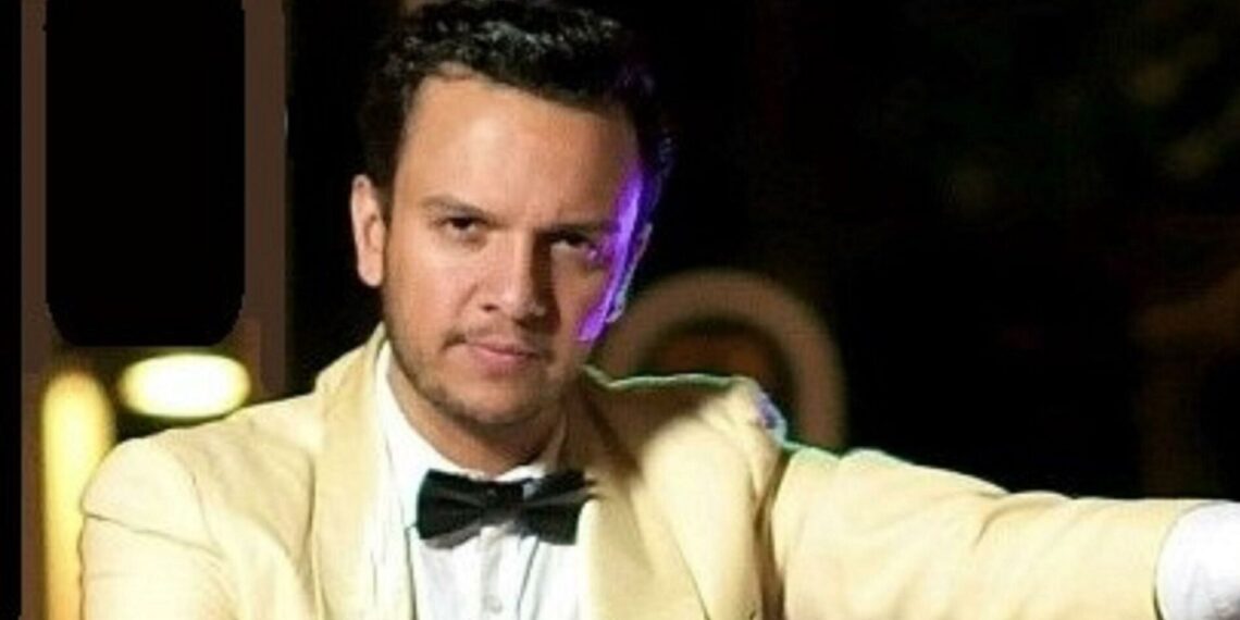 Eric Ventura rinde homenaje a José José en el Teatro San Jerónimo, con Carlos Cuevas como padrino