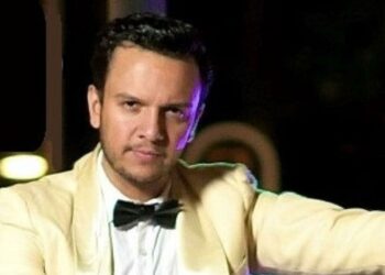 Eric Ventura rinde homenaje a José José en el Teatro San Jerónimo, con Carlos Cuevas como padrino