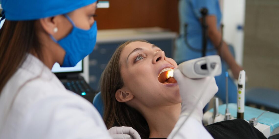Dra. Liliana Bueno advierte sobre la enfermedad silenciosa: la mitad de los adultos descuida su salud bucal