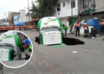 Camión repartidor cae en socavón de 8 metros en Iztapalapa; no hubo lesionados
