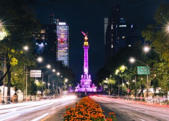 Octubre cultural: La Feria del Libro del Zócalo da inicio a un mes lleno de arte y literatura en la CDMX