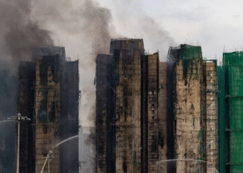 Suman 128 muertos y 8 detenidos tras incendio en complejo residencial de Hong Kong