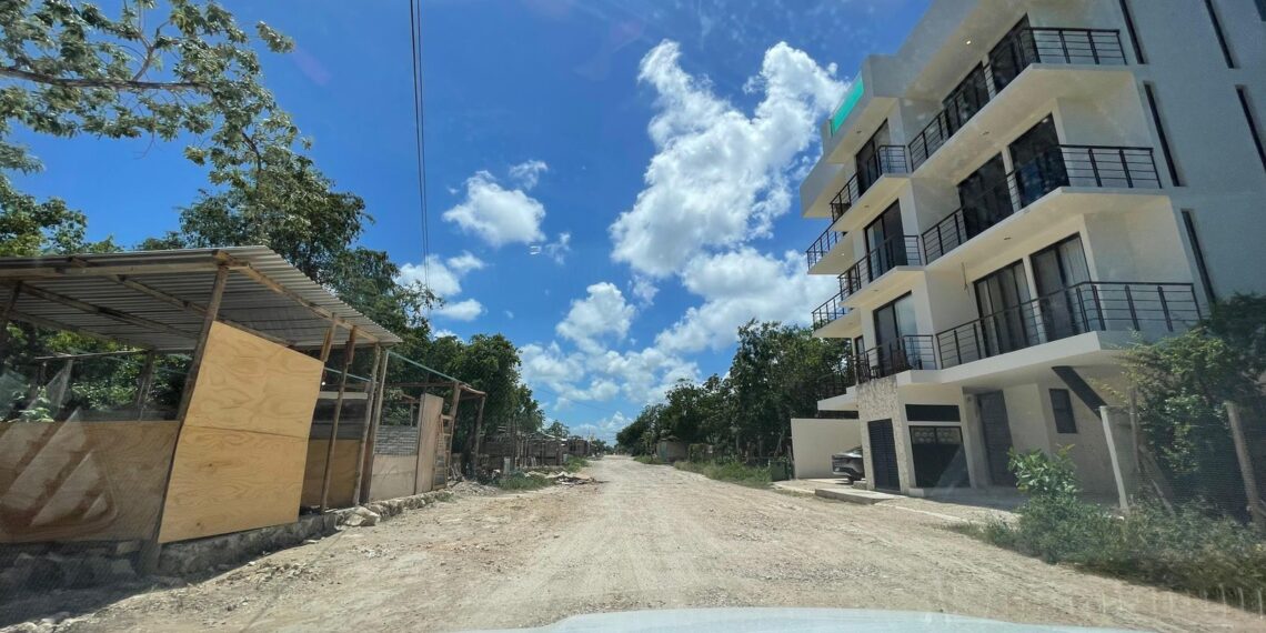 Tulum está en riesgo por invasiones en vía pública