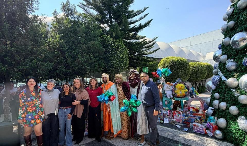 La Misión del 4º Rey Mago cumple su propósito y lleva la magia del Día de Reyes a niñas y niños de Casa de la Amistad