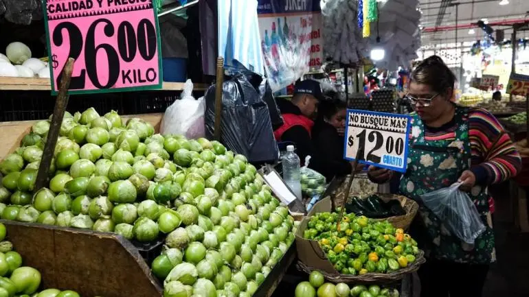 Cae inflación al cierre de 2025 a 3.69%, su nivel más bajo en cinco años: Inegi