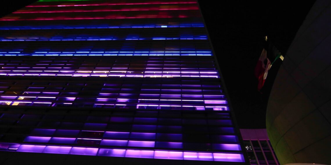 Senado fue iluminado de verde, rosa, azul y morado para conmemorar Día Mundial de las Enfermedades Raras