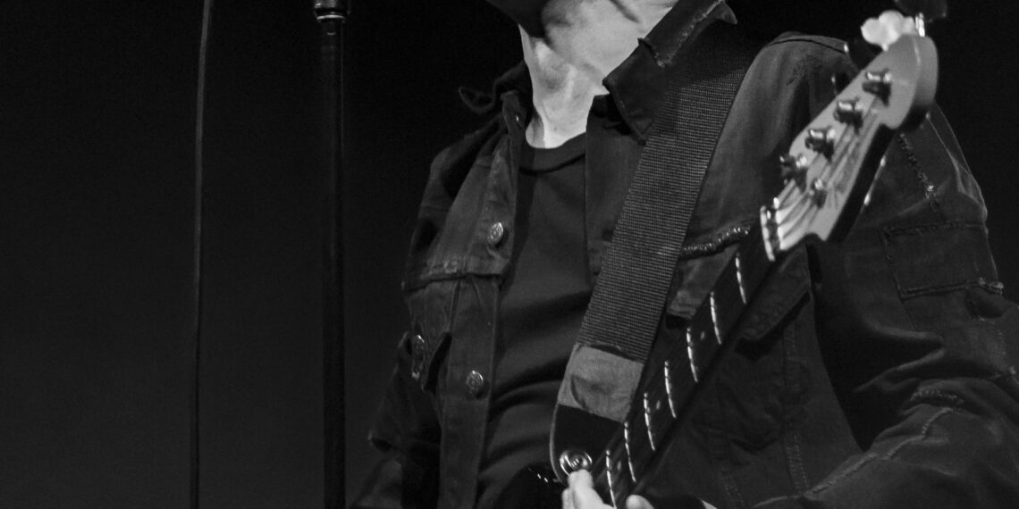 Bryan Adams convierte la Arena CDMX en un viaje musical a los años 80