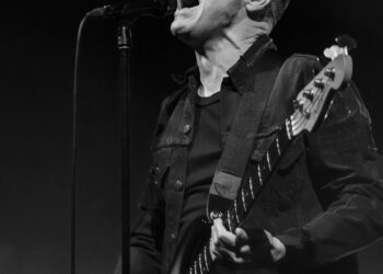 Bryan Adams convierte la Arena CDMX en un viaje musical a los años 80