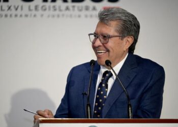 “Me gustaría que la derecha leyera. Voy a mandarle un libro a la diputada Genoveva Huerta”: Ricardo Monreal