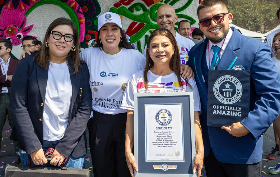 Clase de futbol más grande del mundo rompe Récord Guinness y hace “Oficialmente Asombroso” el Mundial Social en México