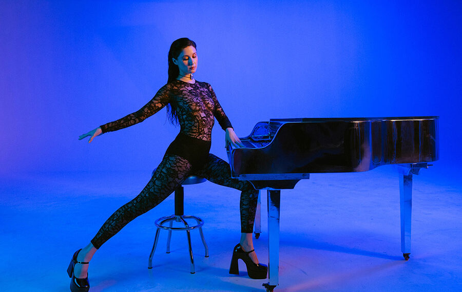 Francisca Valenzuela firma con Believe para lanzar su próxima era