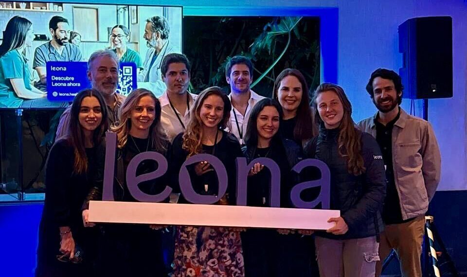 WhatsApp y el costo invisible para los médicos: Leona lanza asistente de IA, devuelve tiempo y equilibrio