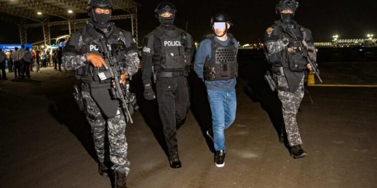 Llega a Ecuador “Lobo Menor” tras ser detenido en CDMX y expulsado de Colombia