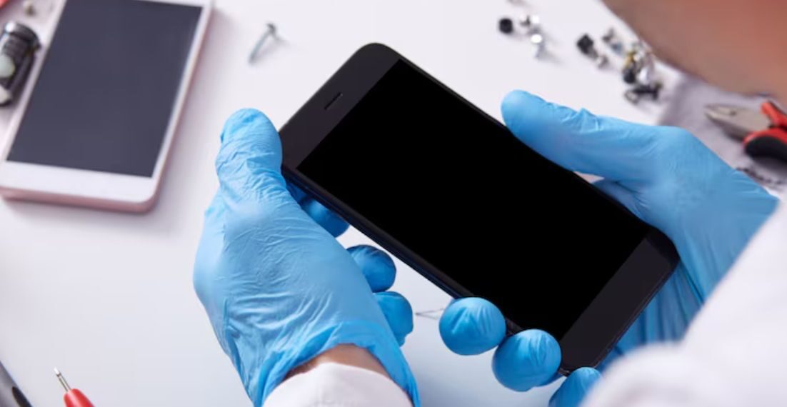 El peligro en el bolsillo: Por qué un accesorio «pirata» convierte un celular en un arma mortal