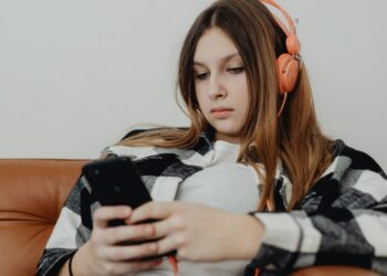 Uso excesivo de audífonos en los jóvenes mexicanos causa sordera prematura e irreversible