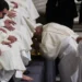 Jueves Santo: papa León XIV lava los pies a 12 sacerdotes y pide a católicos inspirarse en la humildad de Jesús