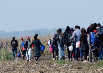 Dan 19 años de prisión a dos sujetos por traficar más de 5 mil migrantes en Reino Unido