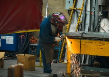 Producción industrial de México cae 1.3% interanual en febrero arrastrada por la manufactura y sector energético