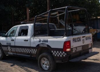 Intervienen comandancia de Coscomatepec, Veracruz, tras hallazgo de presunta droga a seis policías