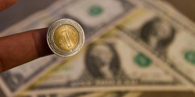 Peso mexicano se fortalece previo a decisión de Banxico; Bolsa Mexicana también avanza