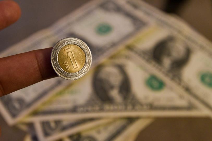 Peso mexicano se fortalece previo a decisión de Banxico; Bolsa Mexicana también avanza