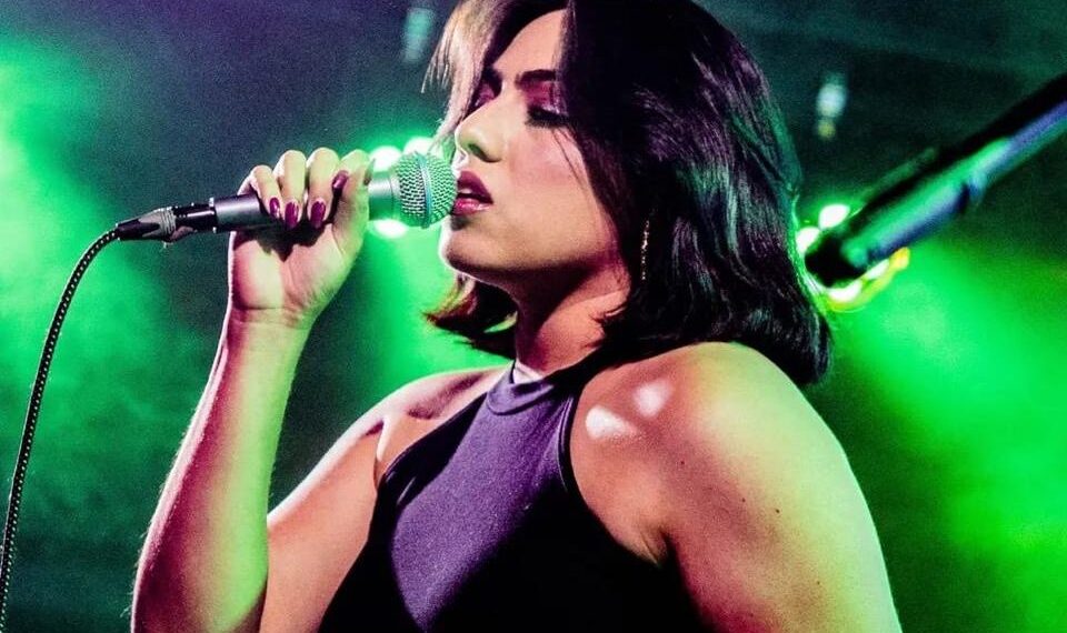 Aura Violeta inspira resiliencia con el lanzamiento de su sencillo “La Vida Va”