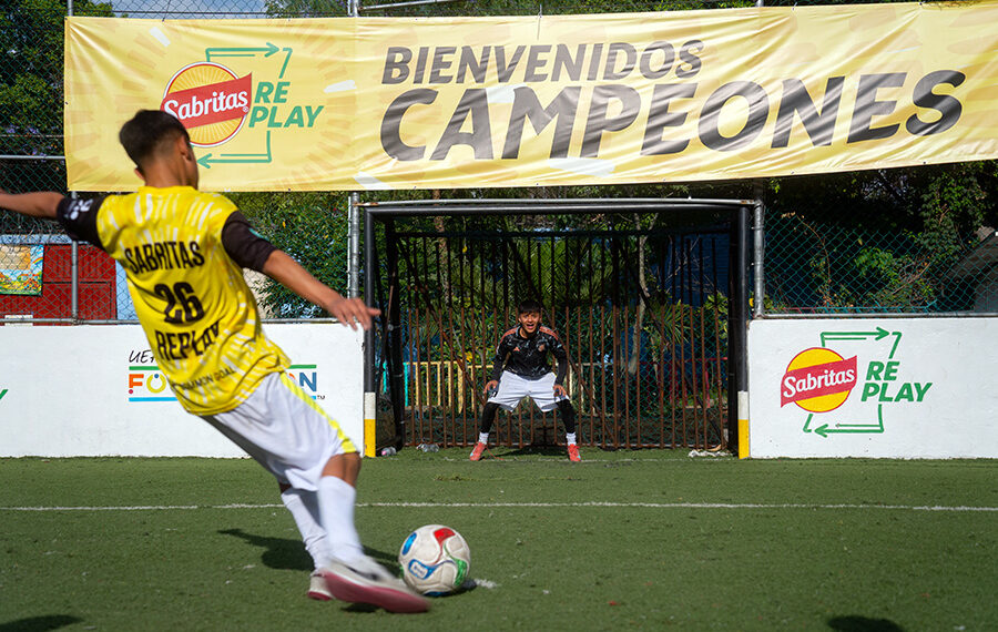 Sabritas® impulsa ligas juveniles y transforma comunidades con canchas hechas de empaques reciclados