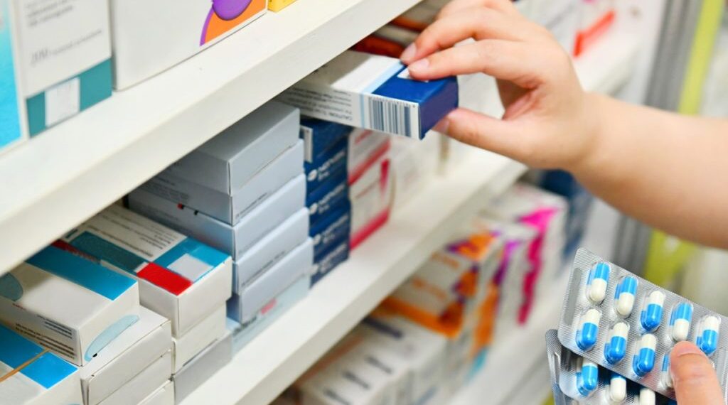 RUY LÓPEZ RIDAURA CARGA LOS DADOS A FAVOR DE LA FAMILIA PVEM Y DEL ‘DR. SIMI’; FARMACIAS EL FÉNIX VA POR CONTRATO DE MEDICAMENTOS EN PEMEX