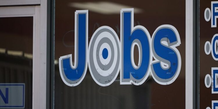 Desempleo de EU se mantiene en 4.3% en abril pese a creación de más de 100 mil puestos