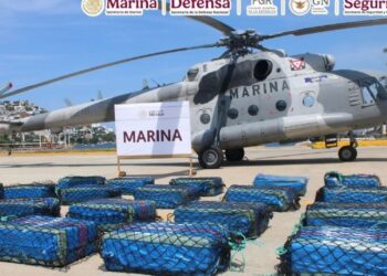 Marina incauta 26 bultos con presunta cocaína y detiene a dos extranjeros en el océano Pacífico