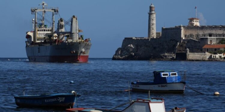 Llega a Cuba un buque comercial con ayuda humanitaria de México y Uruguay
